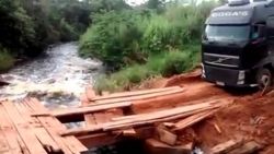 Caminhoneiro tenta furar bloqueio em PINGUELA e quase ocorre DESASTRE