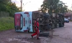 RS030 / Gravataí: Acidente entre caminhão e ônibus fere 18 trabalhadores, 5 graves