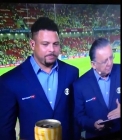 Ronaldo e CasaGrande de olho da cerveja do telespectador. Essa COPA está demais