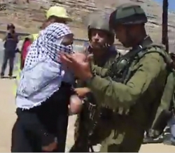 Soldados israelenses prendem a mãe na frente dos filhos que correm atrás do carro