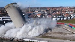 Demolição dá errado e Torre Cai em Biblioteca - Vordingborg Denmark (Dinamarca)